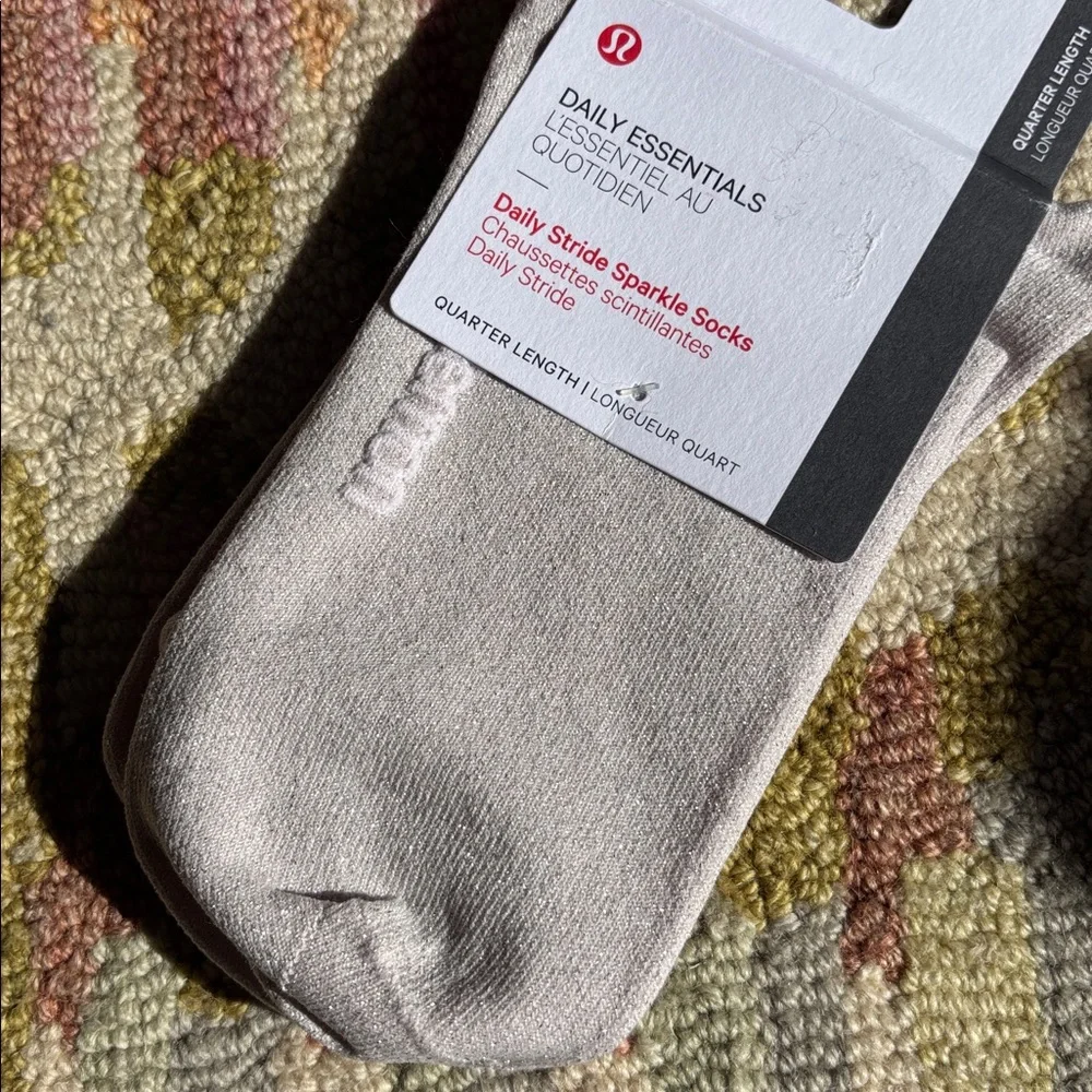 Lululemon NWT Daily Stride Sparkle Socks Strawberry Milkshake/ Silver glimmer LG